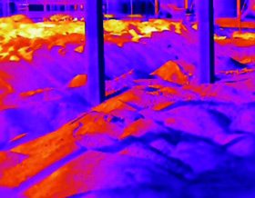 Thermal image of stored bulk material with a hot zone