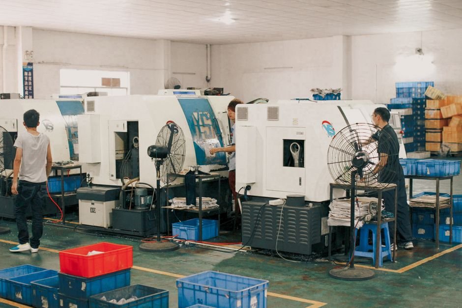 Injection molding machine and mold during production