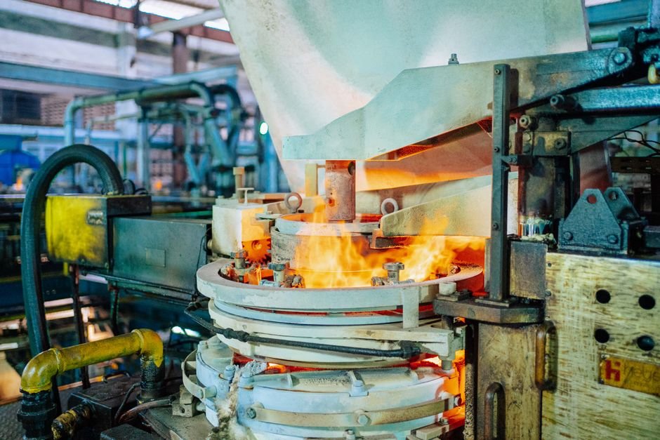 Molten glass and furnace glow in a glass production line