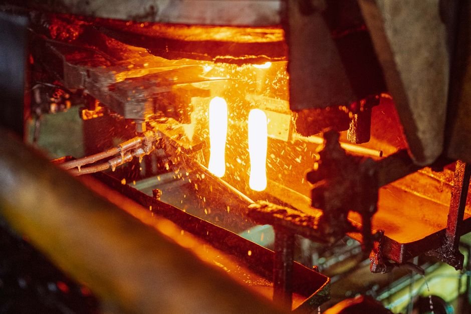 Cooled MWIR Monitoring of a Glass Melting Furnace and Float Line